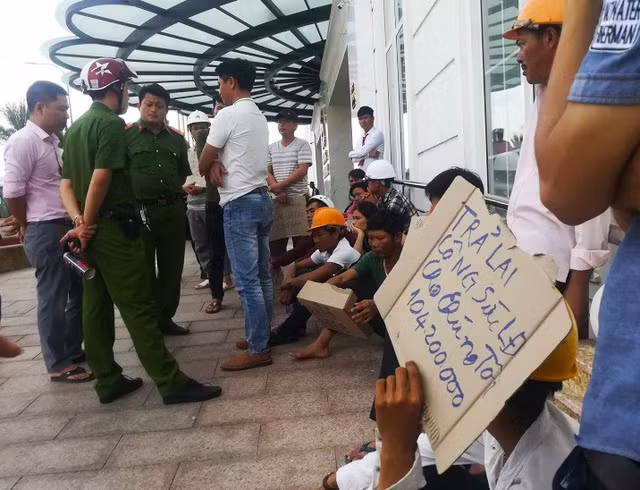 Vi sao nha thau TTTM Hoa Binh Green no luong hon 100 cong nhan?-Hinh-3