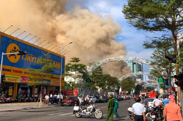 Can canh 100 chien si dap lua vu chay quan bar o Da Nang