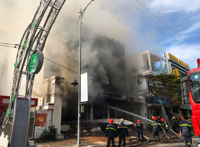 Cận cảnh 100 chiến sĩ dập lửa vụ cháy quán bar ở Đà Nẵng - Hình 2 Can canh 100 chien si dap lua vu chay quan bar o Da Nang-Hinh-2