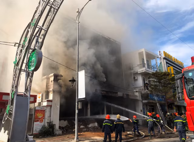 Can canh 100 chien si dap lua vu chay quan bar o Da Nang-Hinh-2