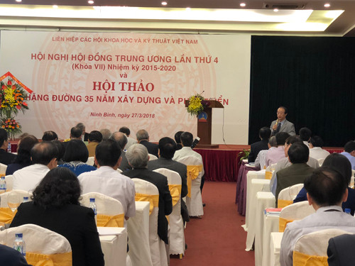 TS Phạm Văn Tân – Phó chủ tịch kiêm Tổng thư ký Liên hiệp Hội Việt Nam trình bày báo cáo đề dẫn tại hội thảo TS Phạm Văn Tân – Phó chủ tịch kiêm Tổng thư ký Liên hiệp Hội Việt Nam trình bày báo cáo đề dẫn tại hội thảo