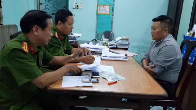 Lụa tại cơ quan điều tra.