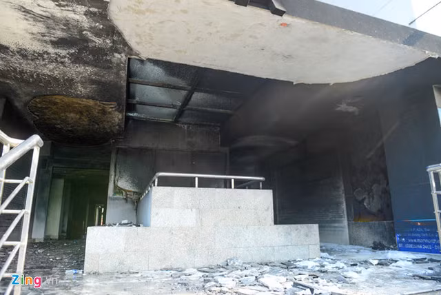 Hiện trường vụ cháy chung cư Carina, quận 8 (TP.HCM). Ảnh: Lê Quân.