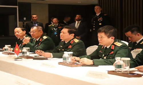 Bộ trưởng Bộ Quốc phòng Ngô Xuân Lịch và đoàn Việt Nam. (Ảnh: Xuân Vịnh/TTXVN) Bộ trưởng Bộ Quốc phòng Ngô Xuân Lịch và đoàn Việt Nam. (Ảnh: Xuân Vịnh/TTXVN)