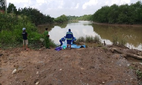 Phát hiện thi thể nam giới đang phân hủy trôi sông Rạch Chiếc Phat hien thi the nam gioi dang phan huy troi song Rach Chiec