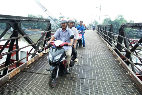 Người dân vui mừng lưu thông qua cầu Long Kiểng. Người dân vui mừng lưu thông qua cầu Long Kiểng.