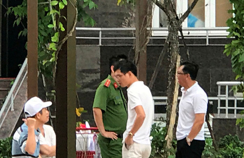 Công an phường 26, quận Bình Thạnh cũng đã có mặt để ghi nhận sự việc.