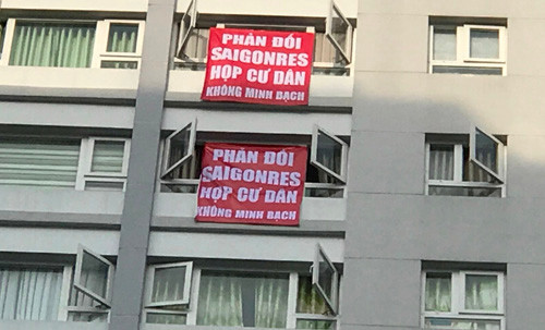 Nhiều căn hộ tại Saigonres Plaza đã được chủ nhà treo băngrôn trước mặt tiền...