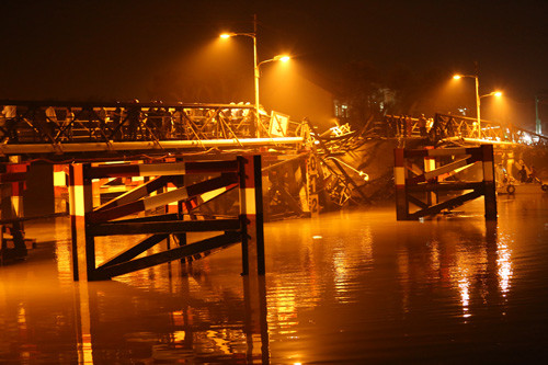 Cảnh tượng kinh hoàng cầu Long Kiểng bị xe quá tải làm sập trong đêm 19/1.