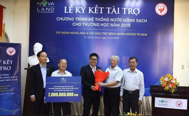 Đại điện Tập đoàn Novaland trao tặng số tiền 2 tỷ đồng Hội Bảo trợ bệnh nhân nghèo TP.HCM.