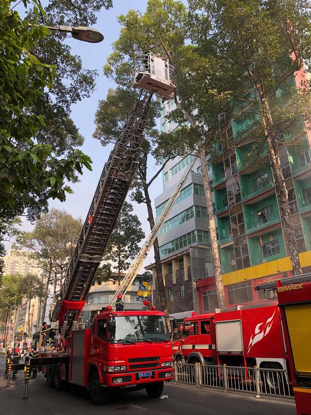 Cháy khách sạn Hanh Long ở Sài Gòn, gần 20 người mắc kẹt - Hình 4 Chay khach san Hanh Long o Sai Gon, gan 20 nguoi mac ket-Hinh-4