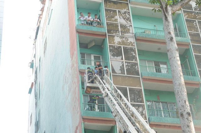Cháy khách sạn Hanh Long ở Sài Gòn, gần 20 người mắc kẹt - Hình 2 Chay khach san Hanh Long o Sai Gon, gan 20 nguoi mac ket-Hinh-2