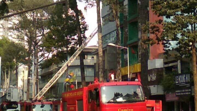 Cháy khách sạn Hanh Long ở Sài Gòn, gần 20 người mắc kẹt Chay khach san Hanh Long o Sai Gon, gan 20 nguoi mac ket