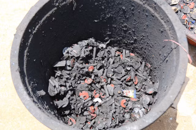 Pin con Ó được cơ sở của bà Loan đập dẹp lấy than làm thuốc nhuộm vỏ cà phê, bột đá để trộn vào hồ tiêu bán kiếm lời.