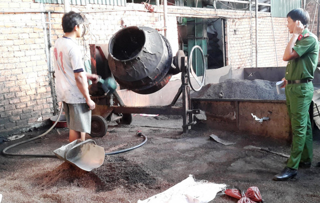 Hỗn hợp vỏ cà phê, cà phê vỡ vụn, bột đá nhuộm than pin để trộn vào hồ tiêu nhằm tăng trọng lượng. Hỗn hợp vỏ cà phê, cà phê vỡ vụn, bột đá nhuộm than pin để trộn vào hồ tiêu nhằm tăng trọng lượng.