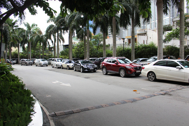 Bãi xe với hàng trăm ôtô đậu tràn trên vỉa hè, lòng đường Sài Gòn Pearl, tạo nên cảnh tượng hết sức nhếch nhác. Ảnh: Khắc Thành/Dân Trí. Bãi xe với hàng trăm ôtô đậu tràn trên vỉa hè, lòng đường Sài Gòn Pearl, tạo nên cảnh tượng hết sức nhếch nhác. Ảnh: Khắc Thành/Dân Trí.