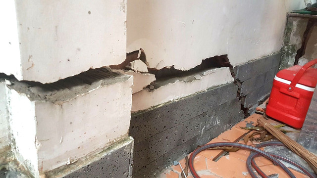Những vết nứt dưới phần bên dưới có thể làm cho những ngôi nhà này sập bất cứ lúc nào. Ảnh: Dân việt. Những vết nứt dưới phần bên dưới có thể làm cho những ngôi nhà này sập bất cứ lúc nào. Ảnh: Dân việt.