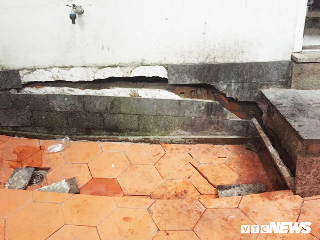 Nhiều căn nhà bị sụt lún sàn, nền đất nghiêm trọng, có nhà sụt lún tới 40cm. Ảnh: VTC News. Nhiều căn nhà bị sụt lún sàn, nền đất nghiêm trọng, có nhà sụt lún tới 40cm. Ảnh: VTC News.