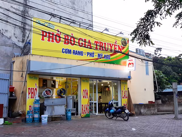 Một căn nhà siêu mỏng siêu nhỏ khác nằm trên đường Nguyễn Văn Huyên kéo dài được tận dụng làm cửa hàng ăn uống