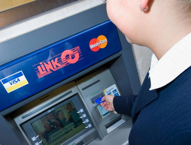 Hệ thống LINK cho phép các ngân hàng Anh giảm thiểu chi phí vận hành ATM riêng lẻ. Ảnh: The Sun. Hệ thống LINK cho phép các ngân hàng Anh giảm thiểu chi phí vận hành ATM riêng lẻ. Ảnh: The Sun.