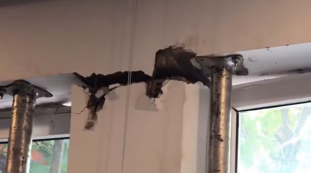 Các mảng tường nhà dân gần dự án D’Edge Thảo Điền bị nứt gãy. Ảnh: Cafeland.