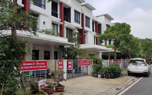 Người dân Khu đô thị Gamuda Gardens treo băng rôn phản đối việc chủ đầu tư thay đổi quy hoạch. Ảnh: VOV. Người dân Khu đô thị Gamuda Gardens treo băng rôn phản đối việc chủ đầu tư thay đổi quy hoạch. Ảnh: VOV.