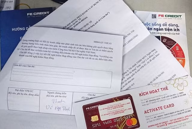 Hợp đồng mở thẻ tín dụng Fe Credit gửi cho khách hàng không có chữ ký và con dấu của công ty. Trên thẻ ghi hướng dẫn khách hàng chủ động mới kích hoạt được thẻ, nhưng thực tế không phải vậy. Ảnh: Phạm Thanh.