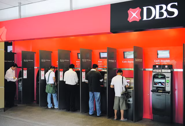 Hầu hết ngân hàng tại các nước trong khu vực Đông Nam Á đều miễn phí rút tiền tại ATM nội mạng. Ảnh: SG Stuff.