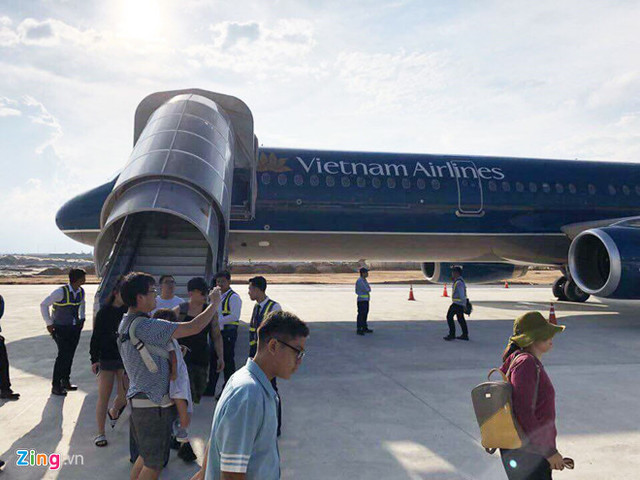 Hành khách trên chuyến bay sau khi máy bay hạ cánh nhầm đường băng. Ảnh: Zing. Hành khách trên chuyến bay sau khi máy bay hạ cánh nhầm đường băng. Ảnh: Zing.