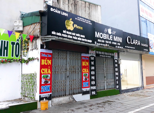 Theo Sở Xây dựng Hà Nội, trên địa bàn Hà Nội, ngoài 132 công trình không đủ điều kiện về mặt bằng xây dựng tồn tại cũ (trước năm 2005) còn có 56 trường hợp tồn tại ở giai đoạn 2014 – 2016. Tuy nhiên, thực tế hiện nay nhiều trường hợp nhà “siêu mỏng, siêu méo” tồn tại cũ còn chưa xử lý thì nay lại phát sinh thêm nhiều trường hợp trên các tuyến đường mới mở. Theo Sở Xây dựng Hà Nội, trên địa bàn Hà Nội, ngoài 132 công trình không đủ điều kiện về mặt bằng xây dựng tồn tại cũ (trước năm 2005) còn có 56 trường hợp tồn tại ở giai đoạn 2014 – 2016. Tuy nhiên, thực tế hiện nay nhiều trường hợp nhà “siêu mỏng, siêu méo” tồn tại cũ còn chưa xử lý thì nay lại phát sinh thêm nhiều trường hợp trên các tuyến đường mới mở.