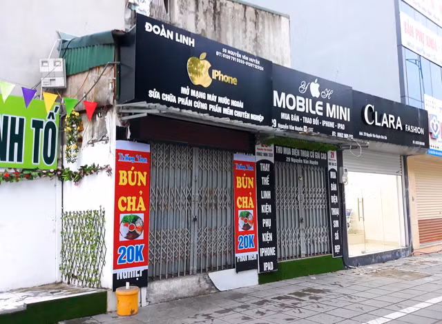 Theo Sở Xây dựng Hà Nội, trên địa bàn Hà Nội, ngoài 132 công trình không đủ điều kiện về mặt bằng xây dựng tồn tại cũ (trước năm 2005) còn có 56 trường hợp tồn tại ở giai đoạn 2014 – 2016. Tuy nhiên, thực tế hiện nay nhiều trường hợp nhà “siêu mỏng, siêu méo” tồn tại cũ còn chưa xử lý thì nay lại phát sinh thêm nhiều trường hợp trên các tuyến đường mới mở.