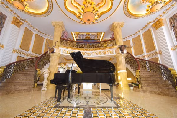 Căn biệt thự nằm ở quận 2, sát sông Sài Gòn là món quà Lý Nhã Kỳ tự thưởng cho mình sau hơn 10 năm hoạt động kinh doanh. Nhìn từ bên ngoài, công trình kiến trúc nổi bật với gam màu trắng. Từ một ngôi nhà mua lại, cô đã mất hai năm để sửa, thiết kế lại toàn bộ. Ảnh: Vietnamnet.