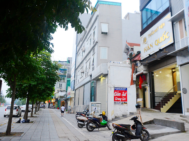 Đơn cử như trên con đường nghìn tỷ Nguyễn Văn Huyên kéo dài (quận Cầu Giấy, Hà Nội) đã xuất hiện nhiều "nhà đất siêu mỏng, siêu nhỏ" vô cùng xấu xí.