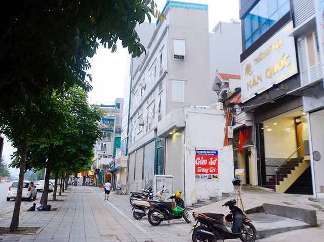 Đơn cử như trên con đường nghìn tỷ Nguyễn Văn Huyên kéo dài (quận Cầu Giấy, Hà Nội) đã xuất hiện nhiều "nhà đất siêu mỏng, siêu nhỏ" vô cùng xấu xí.