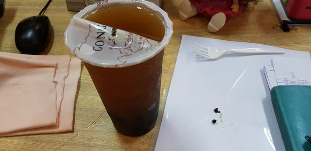 Sau khi mở thì bị cho là có "sinh vật lạ". Ảnh: Facebook Lam Herry. Sau khi mở thì bị cho là có "sinh vật lạ". Ảnh: Facebook Lam Herry.