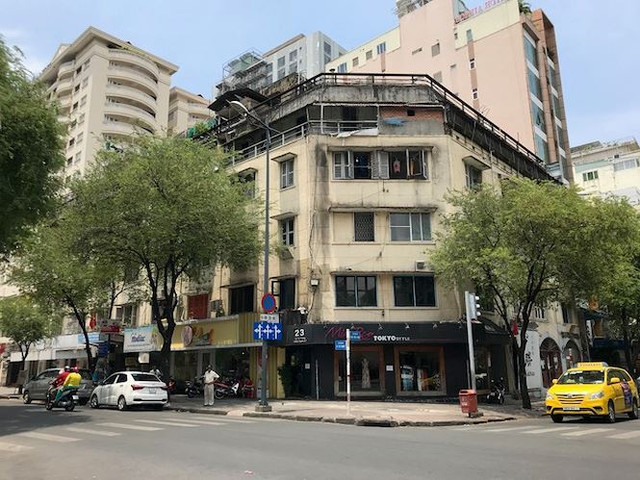 UBND TPHCM phối hợp với các đơn vị chức năng liên quan thực hiện cưỡng chế để thu hồi theo quy định nhưng đến nay quận còn đang gặp khó khăn vướng mắc trong việc thực hiện thu hồi, cưỡng chế. UBND TPHCM phối hợp với các đơn vị chức năng liên quan thực hiện cưỡng chế để thu hồi theo quy định nhưng đến nay quận còn đang gặp khó khăn vướng mắc trong việc thực hiện thu hồi, cưỡng chế.