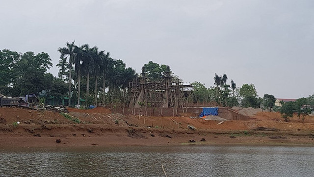 Quần thể công trình xây dựng trái phép trên được cho là "cung điện công chúa" nằm ở xã Yên Bài, huyện Ba Vì, Hà Nội được xây dựng bằng đá ong. Ảnh: Vietnamnet. Quần thể công trình xây dựng trái phép trên được cho là "cung điện công chúa" nằm ở xã Yên Bài, huyện Ba Vì, Hà Nội được xây dựng bằng đá ong. Ảnh: Vietnamnet.