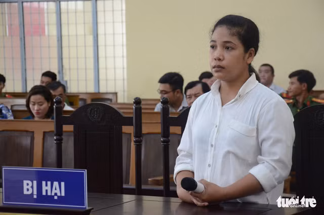 Chị Hữu Thị Lợi, mẹ cháu K., tại tòa - Ảnh: UYÊN TRINH