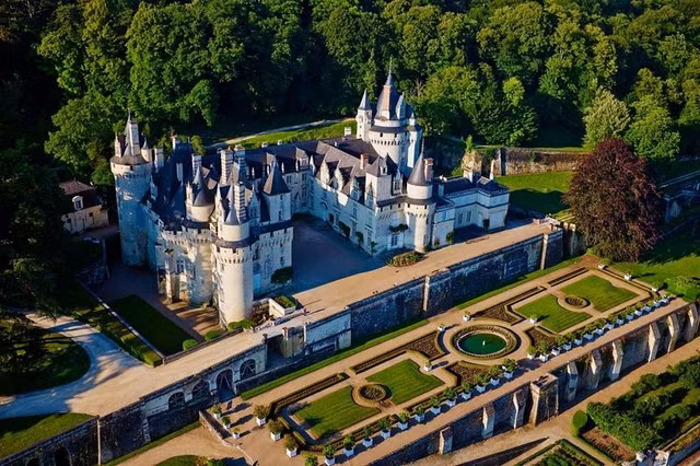 Nằm ở bìa rừng Chinon, nhìn về phía bờ sông Indre, thuộc lãnh thổ Indre-et-Loire, Pháp, lâu đài cổ kính Château d'Ussé là kiệt tác kiến trúc nổi tiếng thế giới.