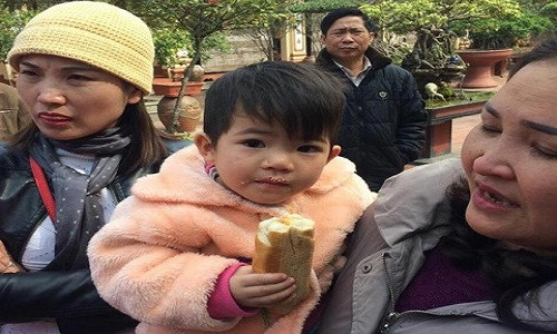 Hình ảnh bé gái xinh xắn bị mẹ bỏ rơi. Hình ảnh bé gái xinh xắn bị mẹ bỏ rơi.