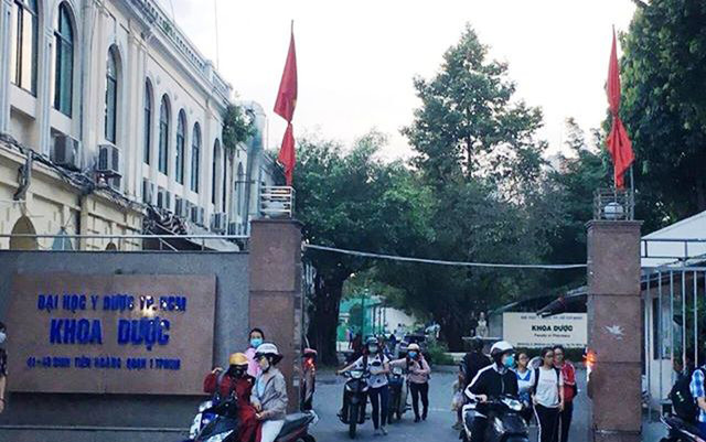 TP HCM: Nhiều cơ quan, đơn vị treo cờ rủ chuẩn bị Quốc tang Chủ tịch nước - Hình 5 TP HCM: Nhieu co quan, don vi treo co ru chuan bi Quoc tang Chu tich nuoc-Hinh-5