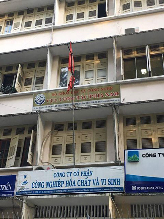 TP HCM: Nhiều cơ quan, đơn vị treo cờ rủ chuẩn bị Quốc tang Chủ tịch nước - Hình 7 TP HCM: Nhieu co quan, don vi treo co ru chuan bi Quoc tang Chu tich nuoc-Hinh-7