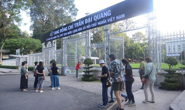 TP HCM: Nhiều cơ quan, đơn vị treo cờ rủ chuẩn bị Quốc tang Chủ tịch nước - Hình 3 TP HCM: Nhieu co quan, don vi treo co ru chuan bi Quoc tang Chu tich nuoc-Hinh-3