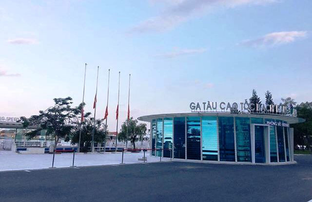 TP HCM: Nhiều cơ quan, đơn vị treo cờ rủ chuẩn bị Quốc tang Chủ tịch nước - Hình 6 TP HCM: Nhieu co quan, don vi treo co ru chuan bi Quoc tang Chu tich nuoc-Hinh-6