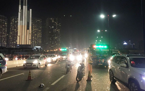 Trắng đêm xử lý hiện trường đôi nam nữ tử vong trên cầu Sài Gòn - Hình 4 Trang dem xu ly hien truong doi nam nu tu vong tren cau Sai Gon-Hinh-4