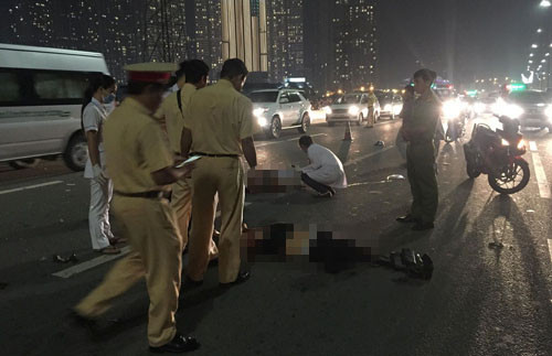 Trắng đêm xử lý hiện trường đôi nam nữ tử vong trên cầu Sài Gòn - Hình 3 Trang dem xu ly hien truong doi nam nu tu vong tren cau Sai Gon-Hinh-3