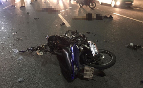 Trắng đêm xử lý hiện trường đôi nam nữ tử vong trên cầu Sài Gòn - Hình 2 Trang dem xu ly hien truong doi nam nu tu vong tren cau Sai Gon-Hinh-2