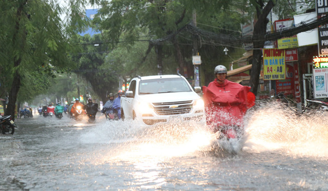 Chiều 8/5, khắp khu vực Nam Bộ xuất hiện mưa cực lớn kéo dài đến tận tối cùng ngày.