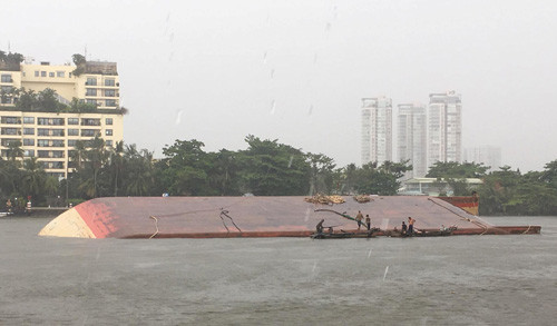 Hiện trường vụ lật sà lan trên sông Sài Gòn Hiện trường vụ lật sà lan trên sông Sài Gòn