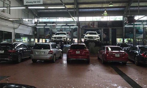 Dàn xe sang Mercedes GLC kiểm tra nước vào vi sai ở Hà Nội - Hình 3 Dan xe sang Mercedes GLC kiem tra nuoc vao vi sai o Ha Noi-Hinh-3